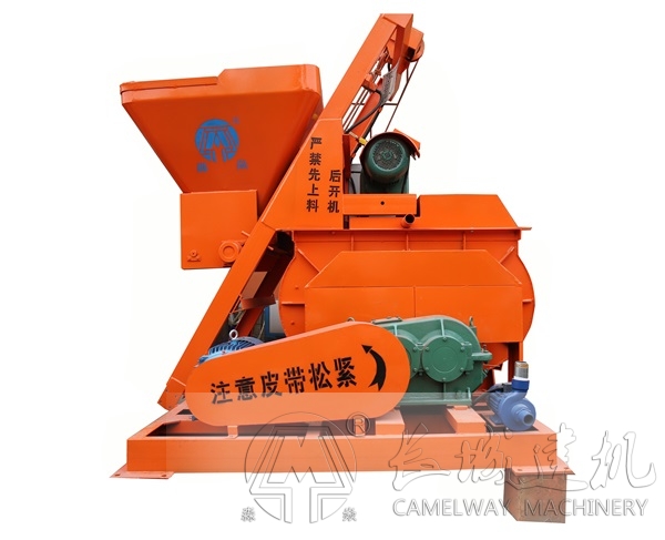 預定混凝土攪拌機前的認真回答