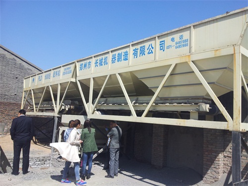 hzs120攪拌站中PLD3200四個(gè)料斗的配料機(jī)